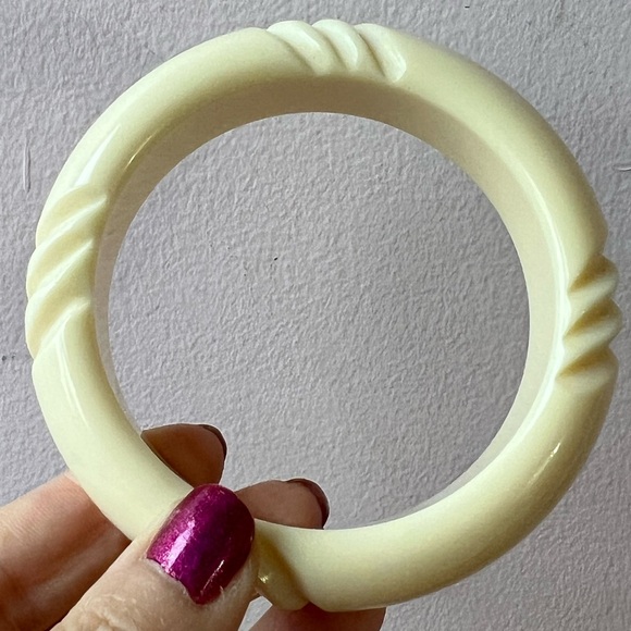 VINTAGE RETRO VANILLA CREAM CARVED CELLULOID PLASTIC WIDE THICK BANGLE BRACELET - Picture 10 of 16